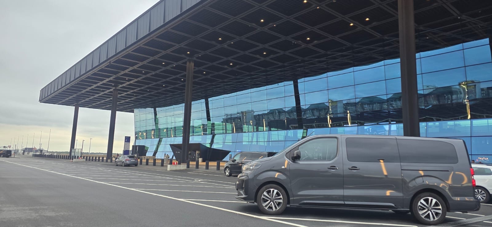 PfalzShuttle Fahrzeug vor Frankfurt Airport, Pfälzer Kennzeichen SÜW