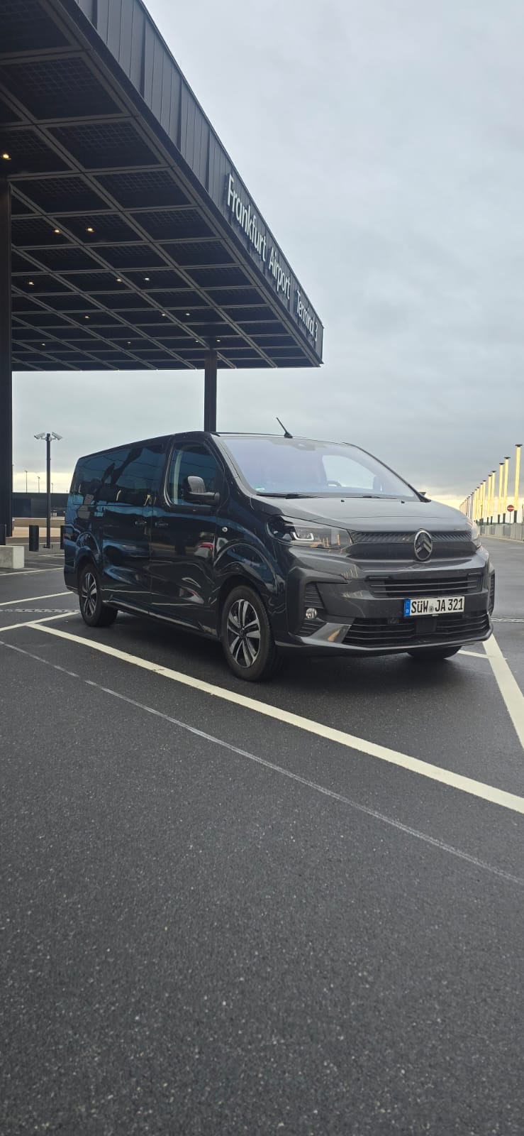 PfalzShuttle Van vor Frankfurt Airport Terminal 3